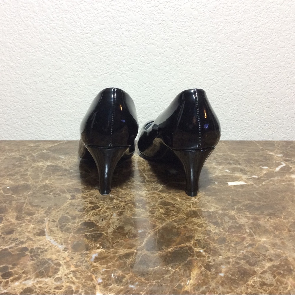 Jaclyn Smith Classic Black Patent Close Toe - Picture 4 of 6